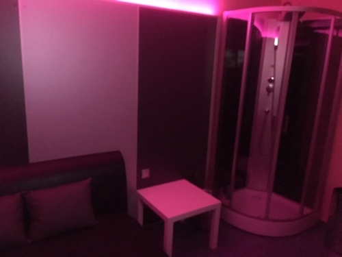Zimmer mit Dusche und Tisch