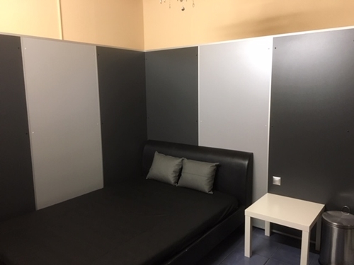 Zimmer mit großem Bett in rosa Licht