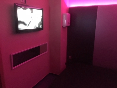 Zimmer mit Bildschirm an der Wand